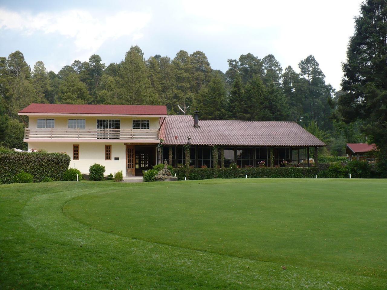 Casa club del Rancho Viejo Club de Golf frente al green